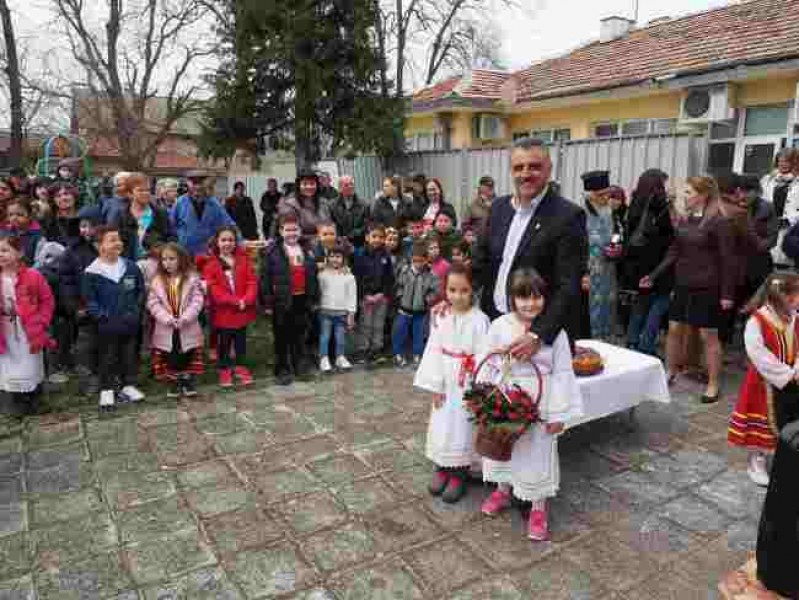 С бели гълъби и първа копка започна строежът на детска градина в село Строево