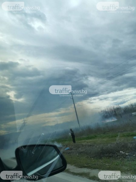 Голям пожар край Йоаким Груево, гъсти облаци дим се носят над пътя СНИМКИ