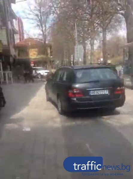 Пловдивски почин: Шофьор реши да си спести време и мина напряко през тротоара ВИДЕО