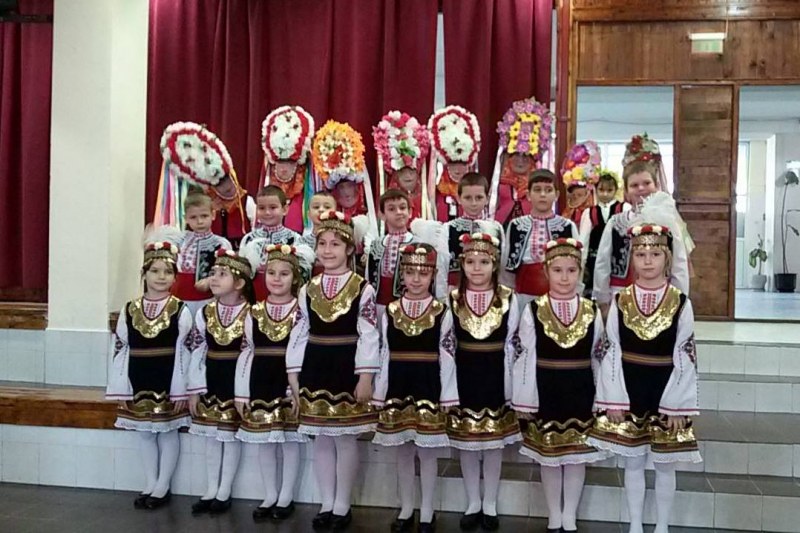 Малки кукери и танцьори от Карловско се борят на престижен конкурс