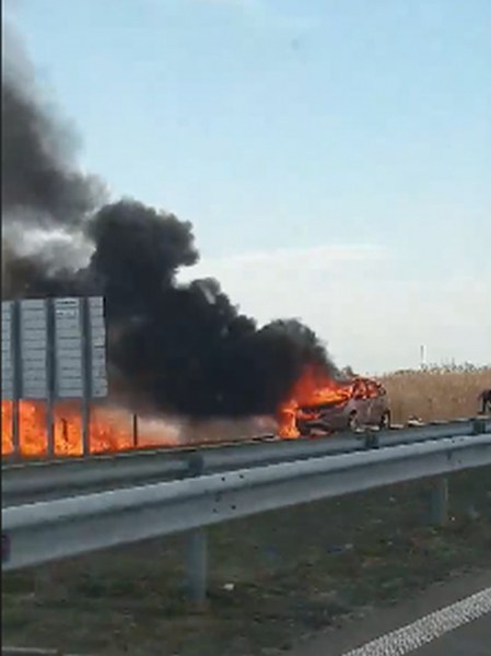 Кола пламна на магистралата край Пловдив, гъст черен дим затруднява движението