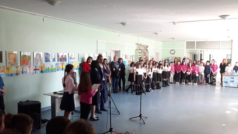 Пловдивски ученици подредиха най-дългата картина на тема “вода“