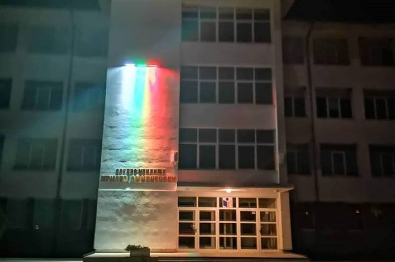 Светещо знаме се вее над училище в Хисаря