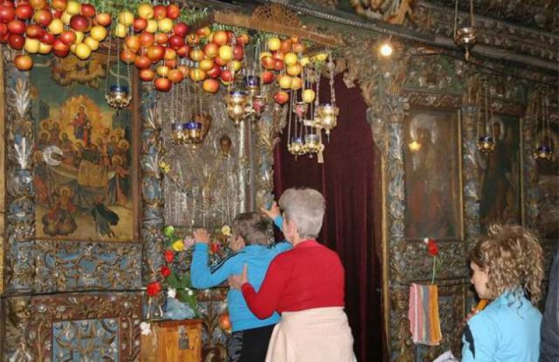 Венци от ябълки красят иконите на Богородица в Асеновград