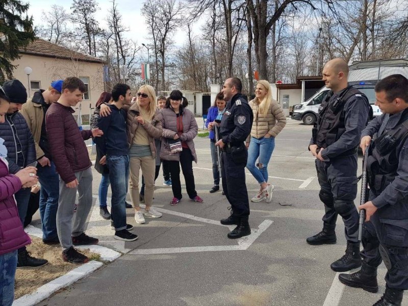 Пловдивски полицаи показаха на деца с увреждания как се хваща престъпник СНИМКИ