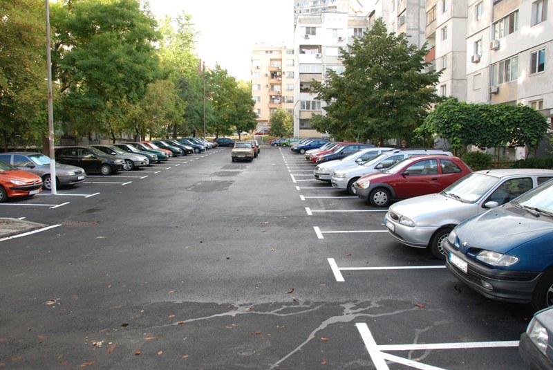 За да се спрат междусъседските войни – правят три паркинга със скоби в пловдивски квартал