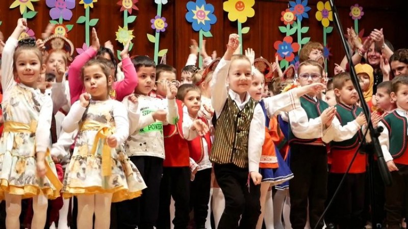 Малчугани от Първомай изнесоха пролетен благотворителен концерт