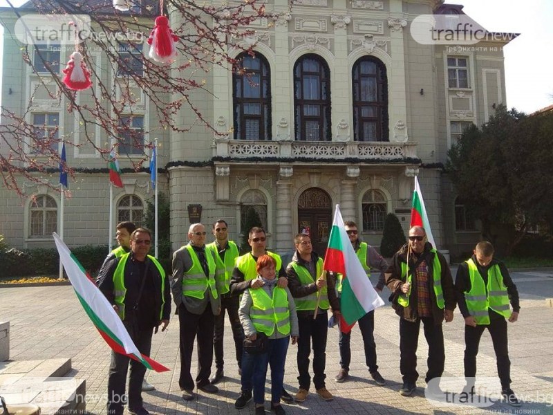 Пловдивчаните, бранещи парка в Кършияка, сложиха жълтите жилетки преди срещата с кмета СНИМКИ