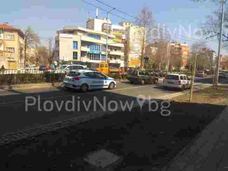 Две коли се блъскат и удрят пешеходец в Пловдив, жена припада на метри от катастрофата