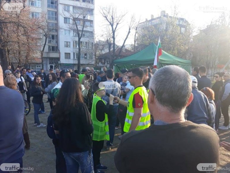 Пловдивчани, бранещи парка в Кършияка: Война ще вдигнем, но няма да си дадем парка! СНИМКИ