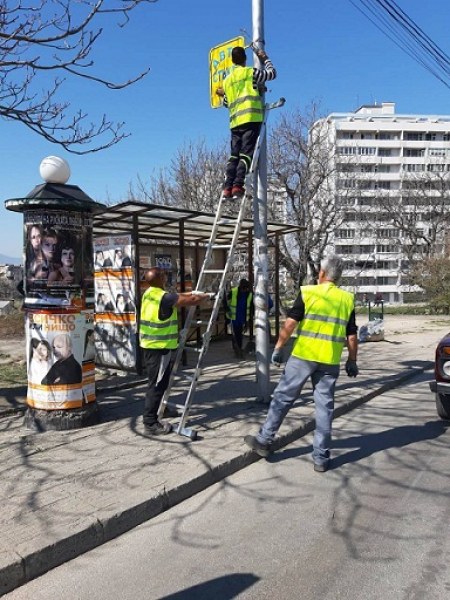 Чистят Карлово от незаконни рекламни табели