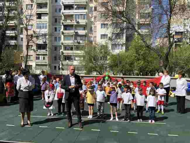 Обновен е дворът на детска градина в Тракия, малчуганите празнуваха с тържество