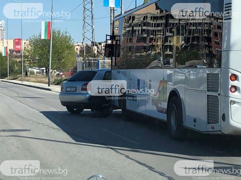 Кола и автобус се блъснаха на Пещерско шосе
