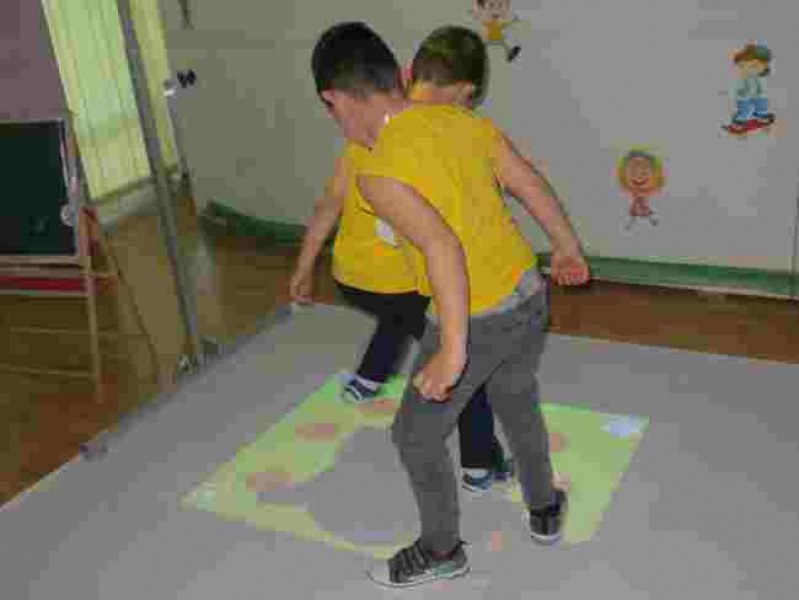 Пловдивски малчугани се забавляват с интерактивна игра вместо с електронни устройства