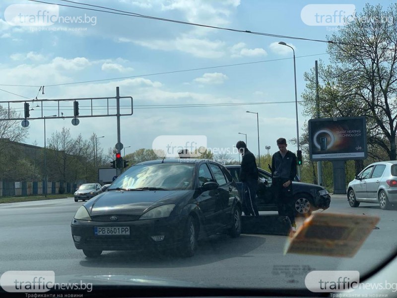 Две коли се удариха на централно кръстовище в Пловдив СНИМКИ