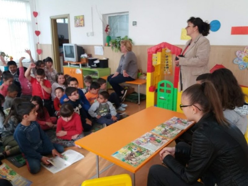 Малчуганите от детска градина в Първомай слушат приказки в маратона на четенето