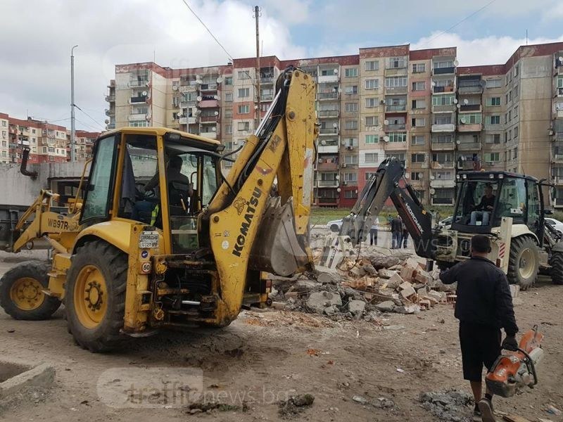 След акцията в Шекера: Багери влизат и в Столипиново, сриват със земята 50 къщи