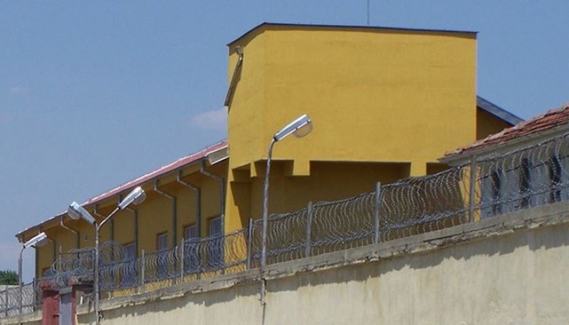 Пловдивски затворник се нагълта с пирони, приковаха го с пранги за леглото и подаде жалба за тормоз