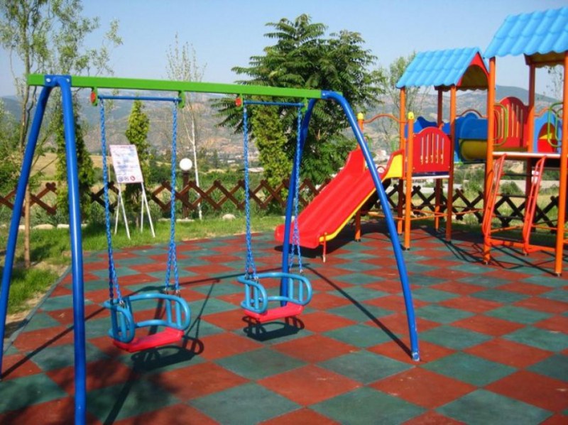 Дечица край Хисаря тръпнат от нетърпение, правят им нова площадка за игри и забавления