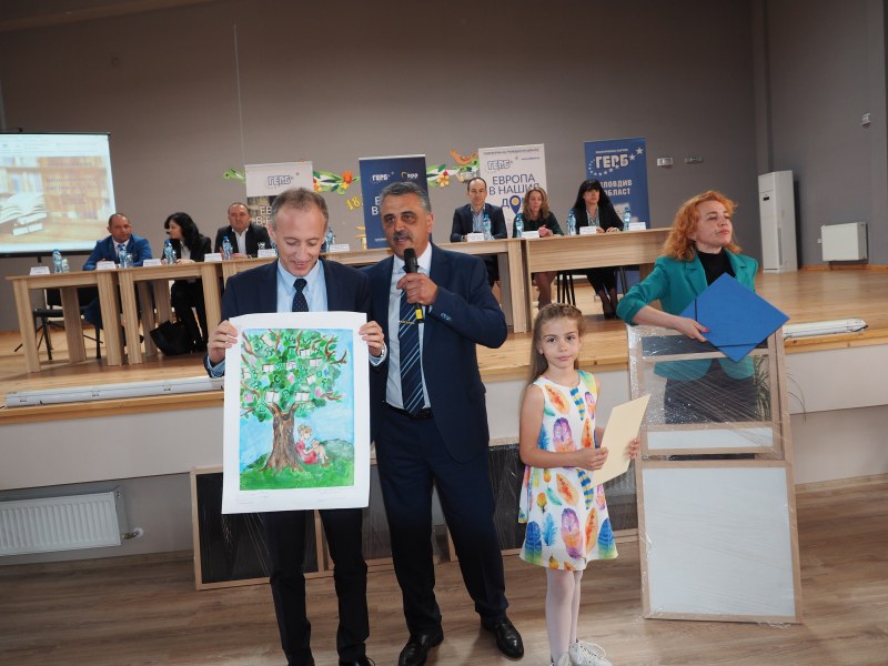 Талантливо дете от община „Марица“ подари рисунки на Министъра на образованието, той разгледа новата детска градина