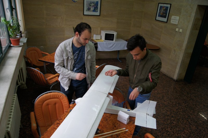 Двама студенти в Пловдив създават ултралек едноместен самолет - излита и каца навсякъде