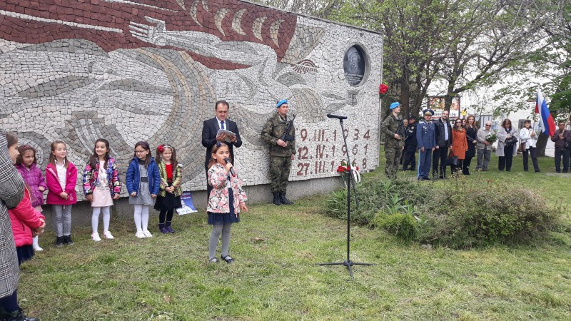 Тържествено в Пловдив: Духова музика, венци и цветя пред барелефа на Юрий Гагарин
