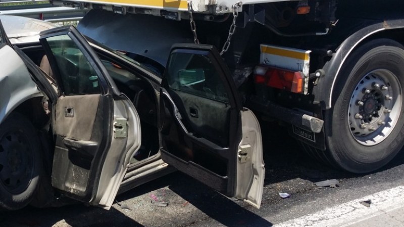 Кола и камион се удариха сериозно на околовръстното на Пловдив, мъж и жена са в болница