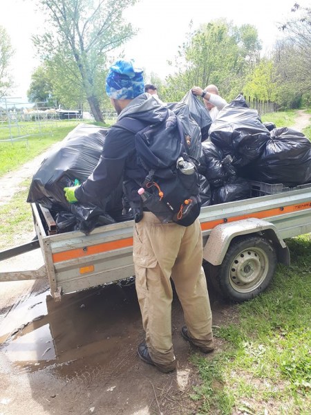 Доброволци събраха десетки чували боклук по южния бряг на Марица