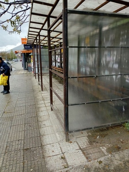 Ремонтират автобусните спирки в Карлово