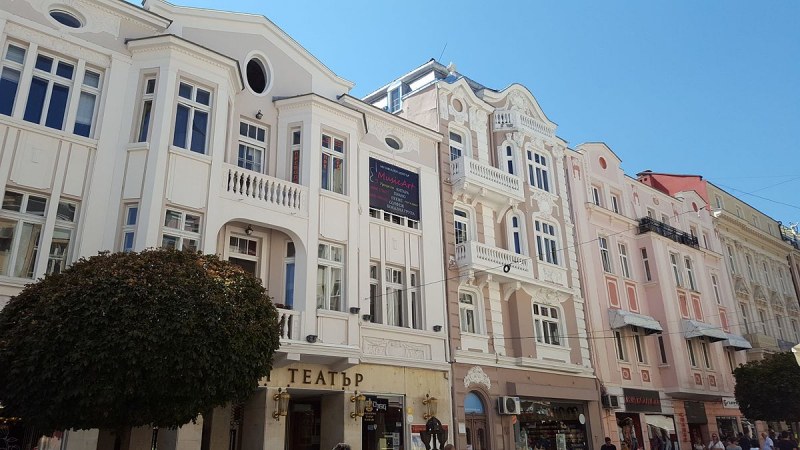Интересни спектакли забавляват пловдивчани днес