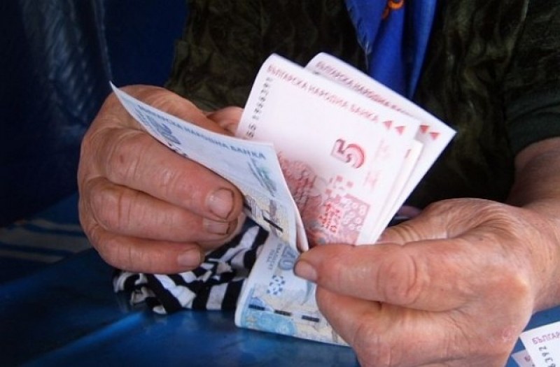 Старица от Асеновград даде 7 бона на телефонен измамник