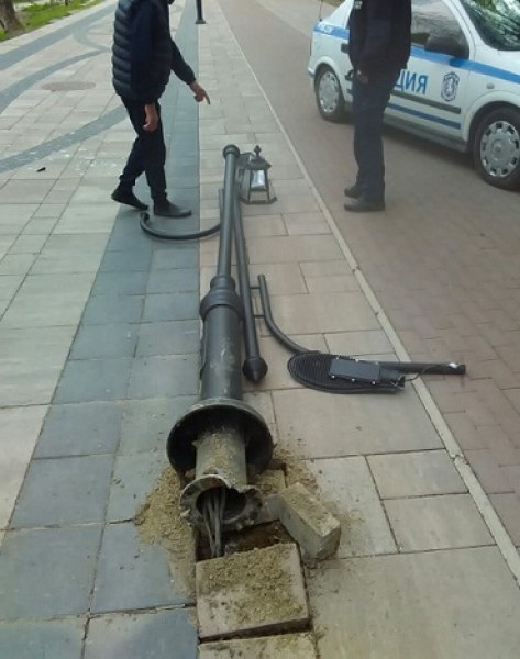 Автомобил блъсна и събори уличен стълб на пешеходна зона в Карлово