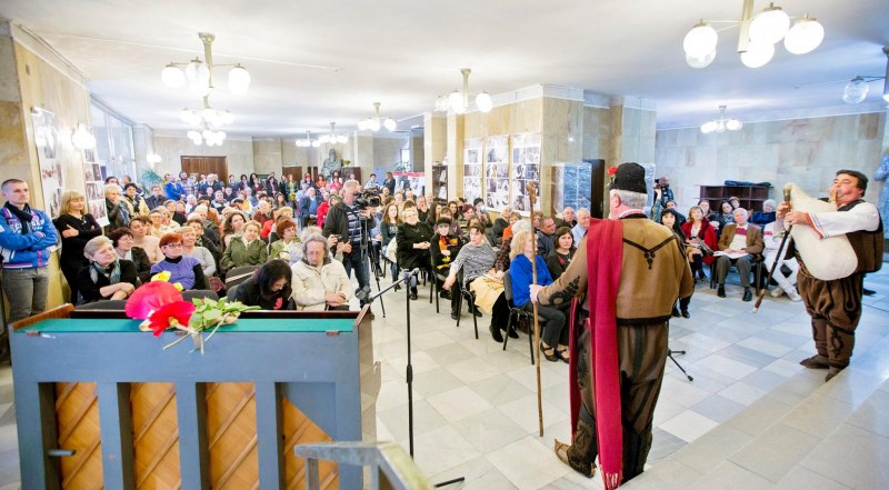 Д-р Тодоров представи поезия в Асеновград, библиотеката се “пукаше по шевовете“