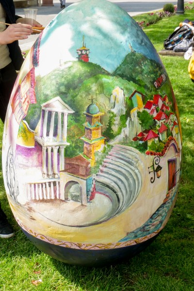 Изрисуваха красиви пейзажи от Пловдив върху гигантски яйца