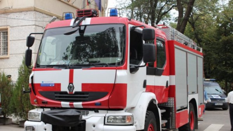 Пожарникари вадиха младеж, заклещен между две сгради в Пловдив