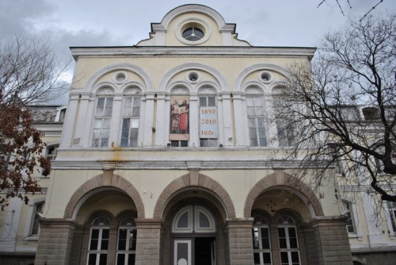 Хуманитарната в Пловдив се нуждае от спешен ремонт, училището е почти на 170 години
