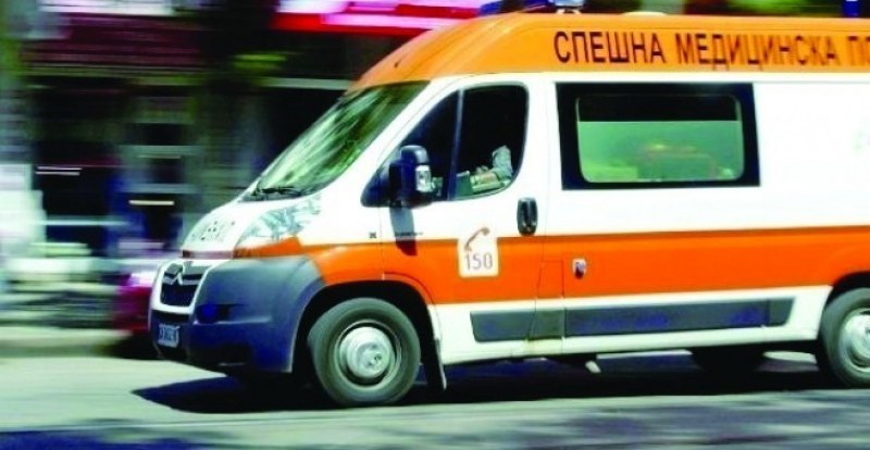 Микробус блъсна пешеходец в Пловдив на заден ход, мъжът е в болница