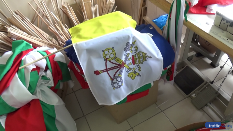 Ушиха 900 знамена за посрещането на папа Франциск в Раковски