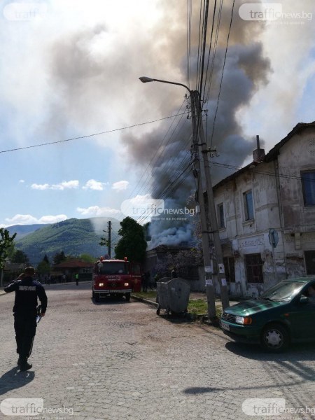 Пожар пламна в необитаема къща в Кричим, покривът рухна