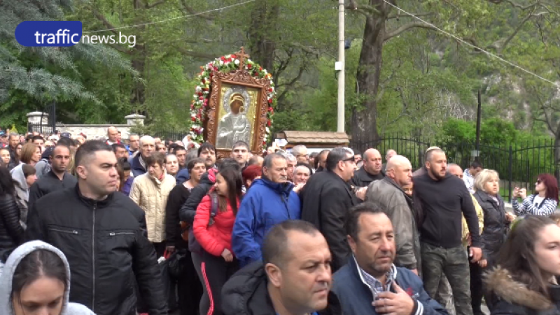 Стотици вярващи се стекоха в Бачковския манастир, помолиха Богородица за здраве и изцеление