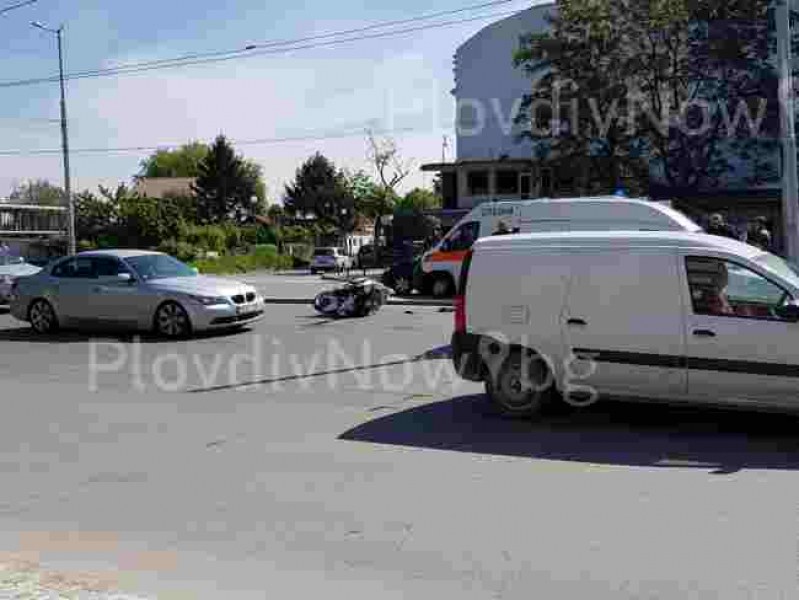 Тежка катастрофа с моторист на кръстовище в Пловдив, рокерът е в болница