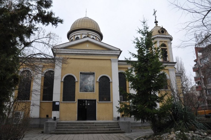 Легенди за чудеса привличат вярващите в пловдивския храм „Свети Георги”