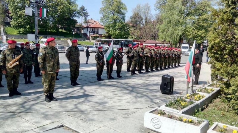 Родолюбиви калоферци почетоха днес загиналите за България