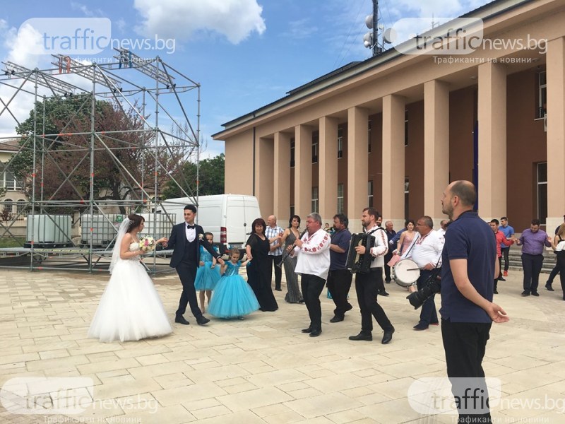 Сватбарско хоро се изви на площада в Раковски, минути преди визитата на премиера