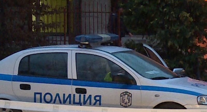 Роми нахлуха с ножове в заведение в Кърнаре, чупиха прозорци с брадви