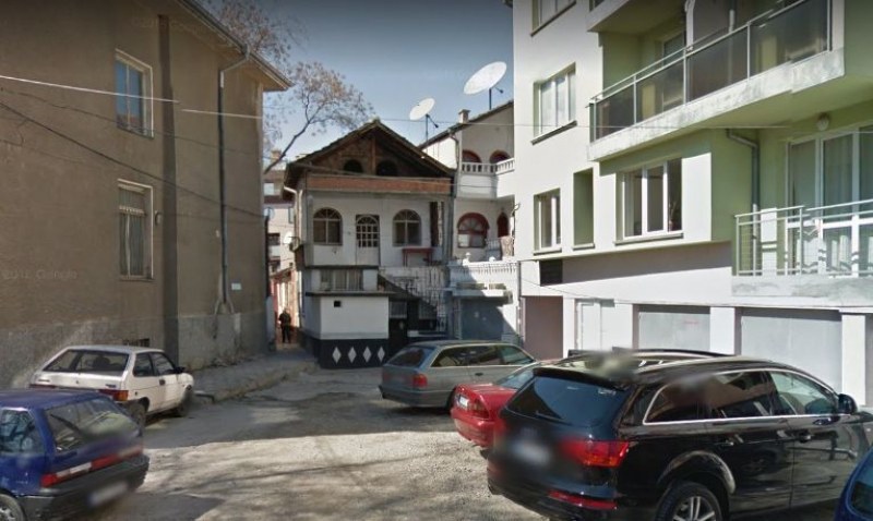 Събарят незаконна двуетажна къща в центъра на Пловдив след 2 години протакане