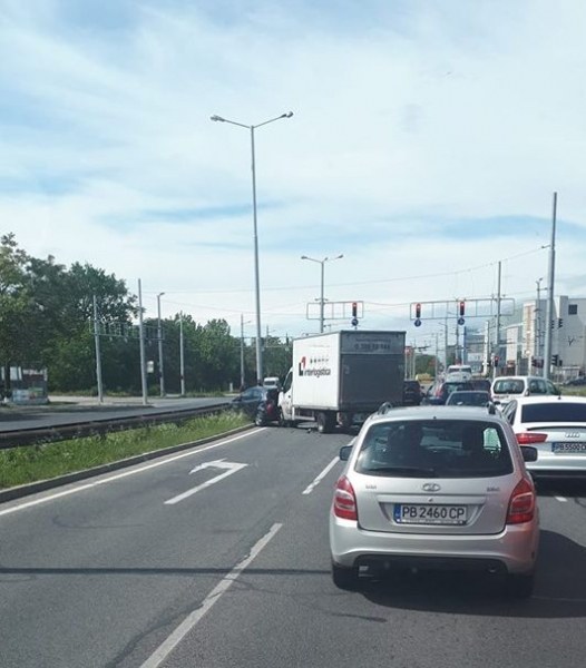 Камион и няколко коли се удариха на Асеновградско шосе