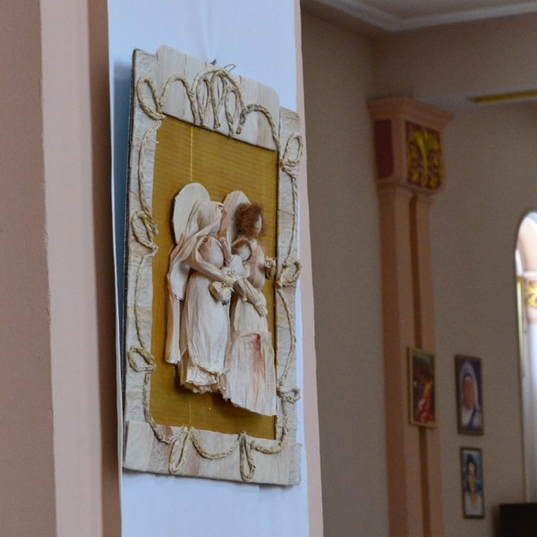 Деца от Куртово Конаре сътвориха икони от царевична шума за гостуването на папата