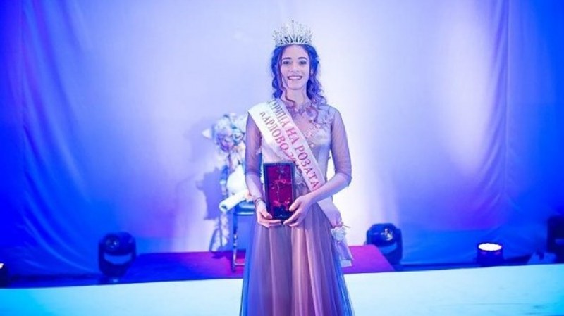 Направиха восъчна фигура на Царица на розите от Сопотския край