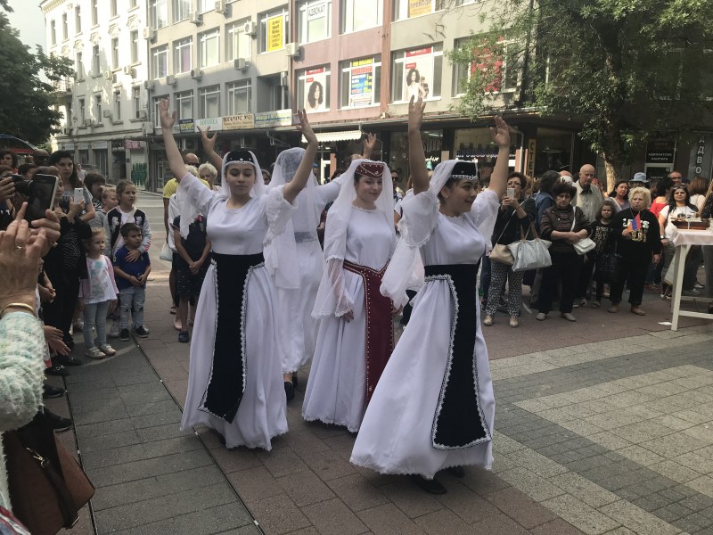 Християни, мюсюлмани и юдеи заедно с послание за мир на етно панаира в Пловдив